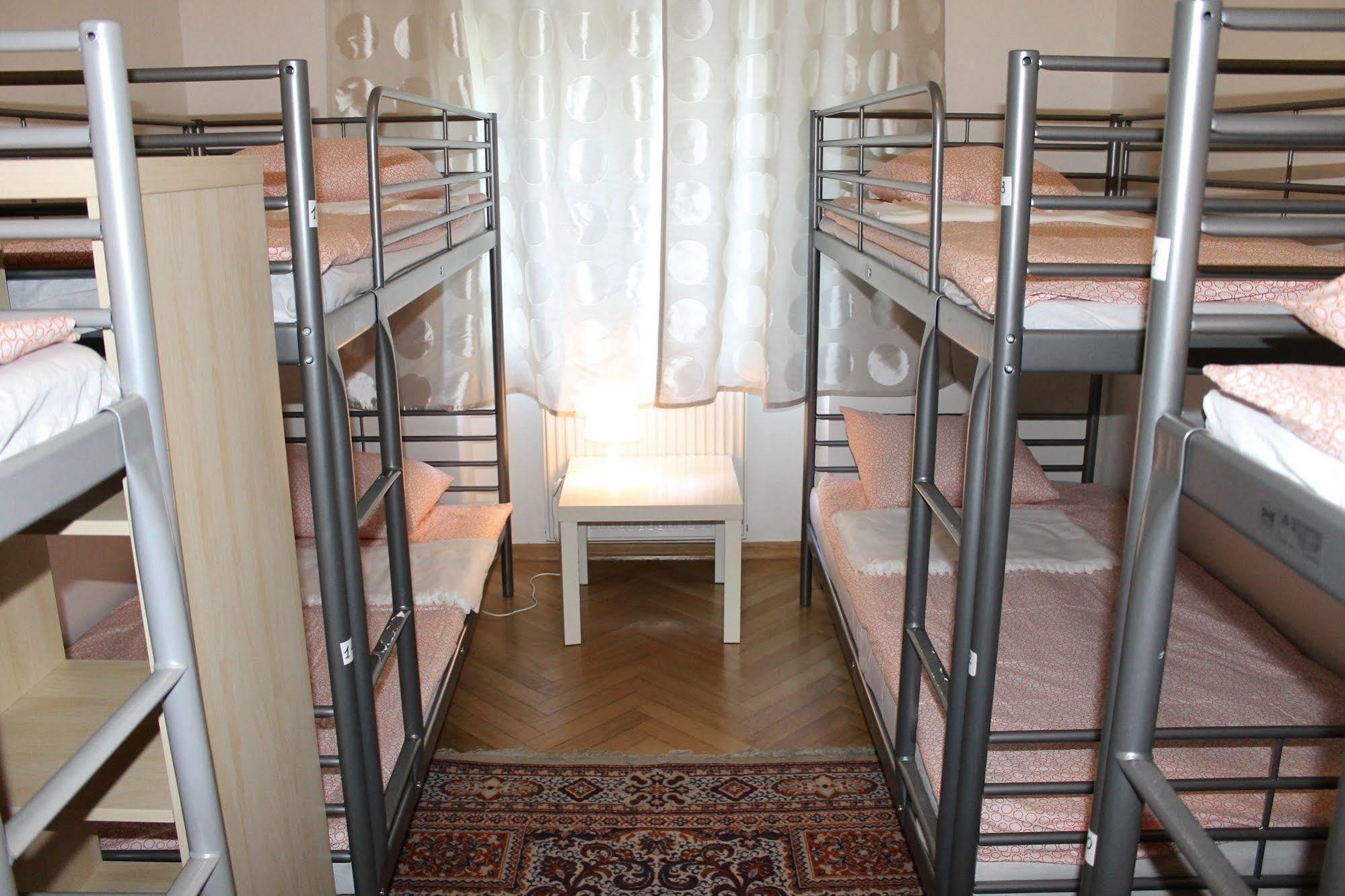 Prague Hostel Na Smetance מראה חיצוני תמונה